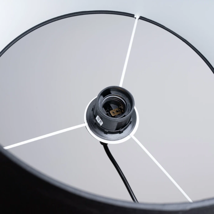 Lampen är upphängt i NOVA 30 crna