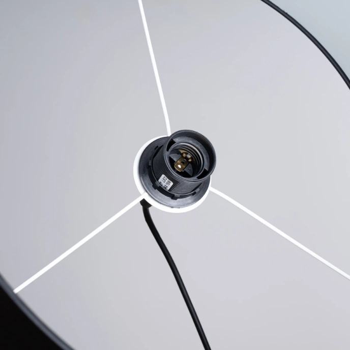 Lampen är upphängt i NOVA 40 crna