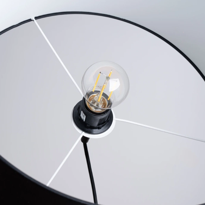 Lampen är upphängt i NOVA 40 crna